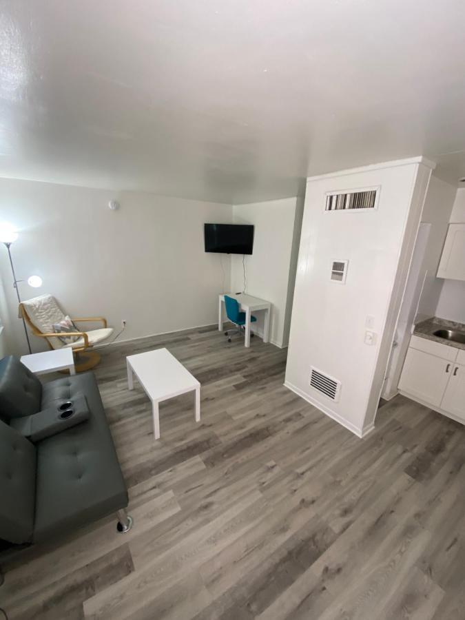 Uptown Inn & Suites Сент-Питерсберг Экстерьер фото