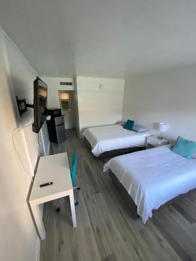 Uptown Inn & Suites Сент-Питерсберг Экстерьер фото
