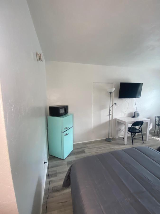 Uptown Inn & Suites Сент-Питерсберг Экстерьер фото